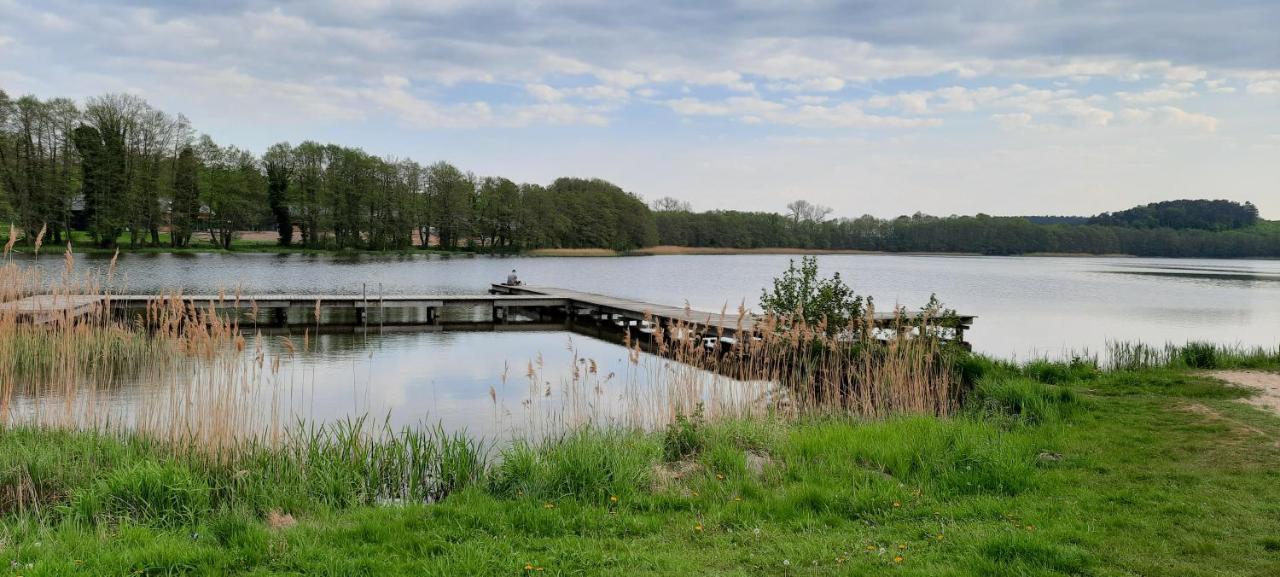 Szary Domek Nad Jeziorem Kolczewo Esterno foto